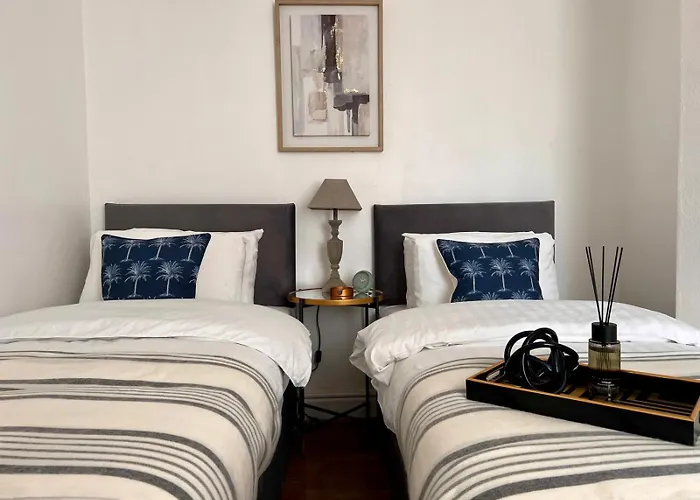 Spacious Home - Sleeps 5 Persons - Minutes Walk From Anfield Stadium