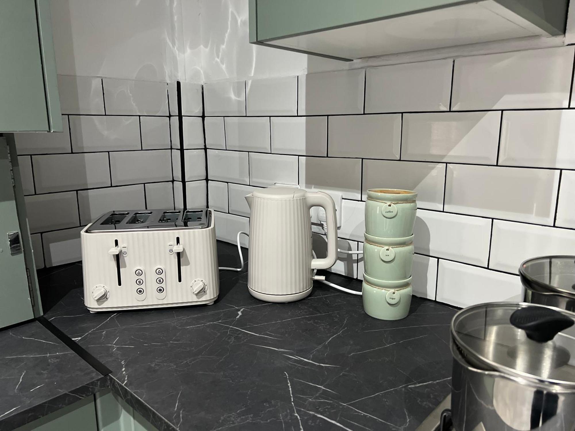 Spacious - Sleeps 5 Persons - Minutes Walk From Anfield Stadium