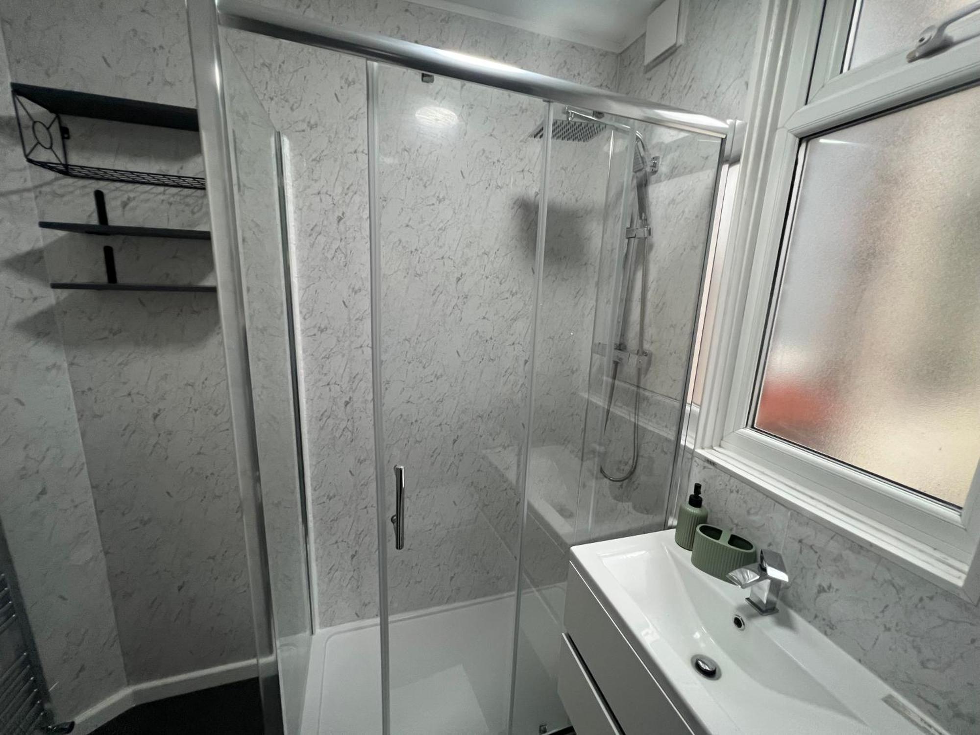 Spacious - Sleeps 5 Persons - Minutes Walk From Anfield Stadium Holiday home *