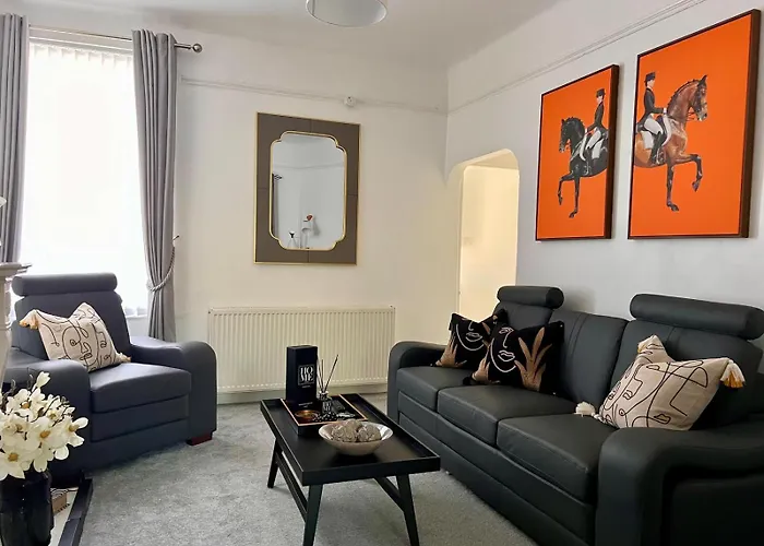 Spacious Home - Sleeps 5 Persons - Minutes Walk From Anfield Stadium