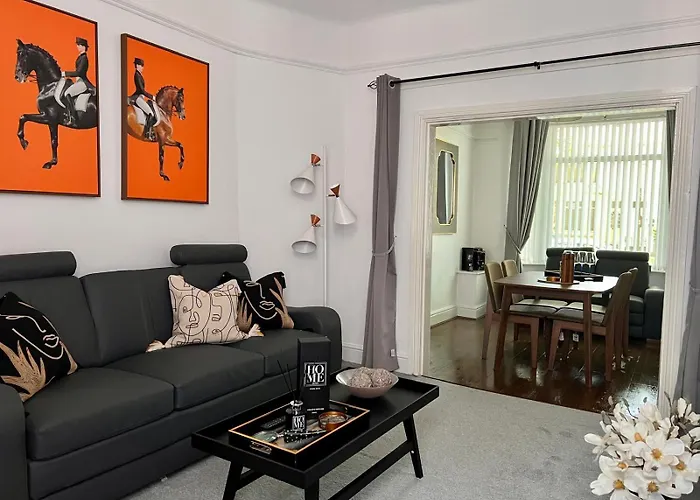 Spacious Home - Sleeps 5 Persons - Minutes Walk From Anfield Stadium