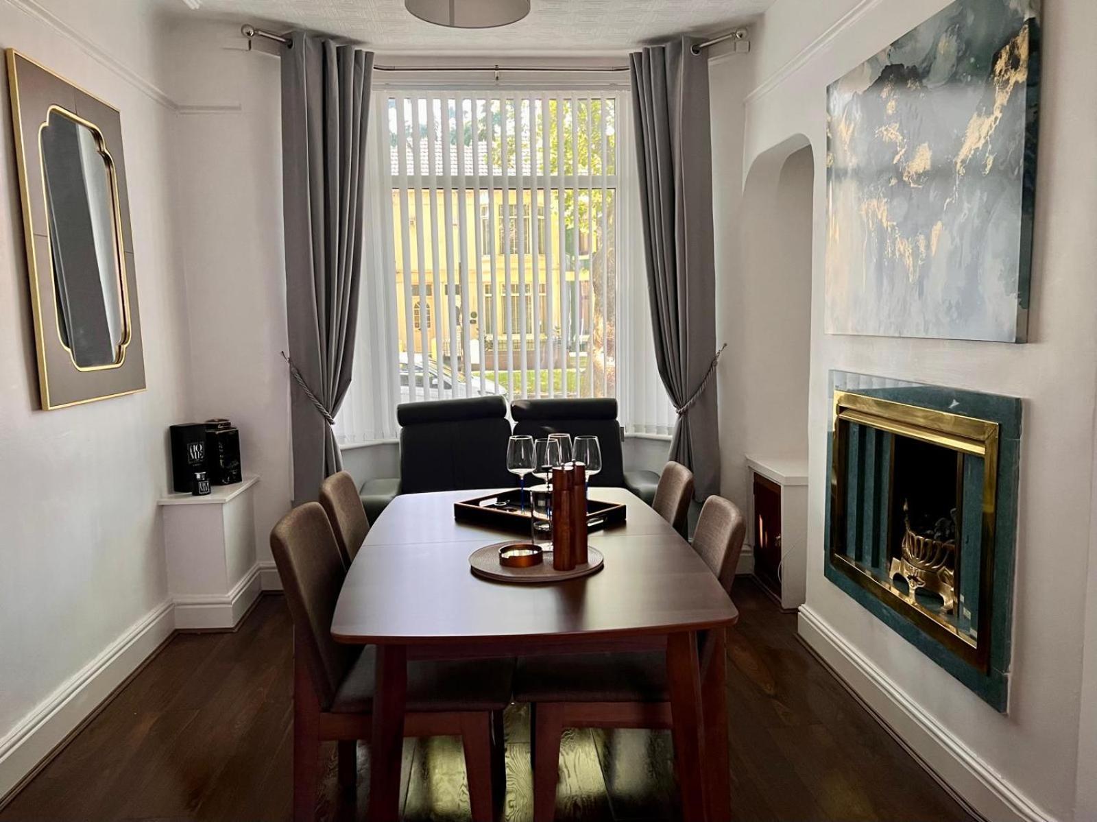 Spacious - Sleeps 5 Persons - Minutes Walk From Anfield Stadium *