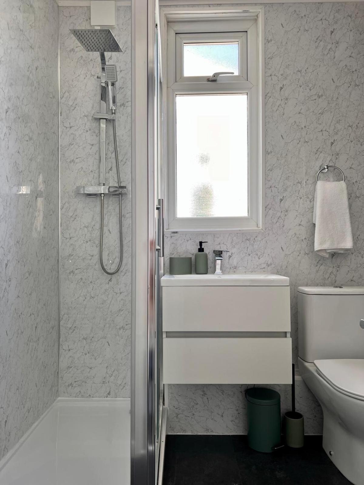 Spacious - Sleeps 5 Persons - Minutes Walk From Anfield Stadium Holiday home Liverpool