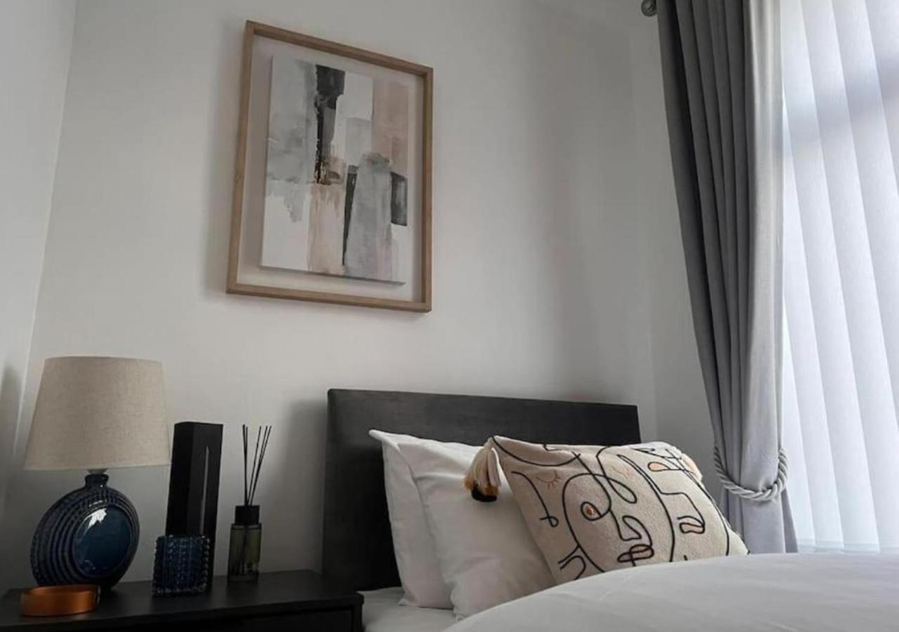 Spacious - Sleeps 5 Persons - Minutes Walk From Anfield Stadium