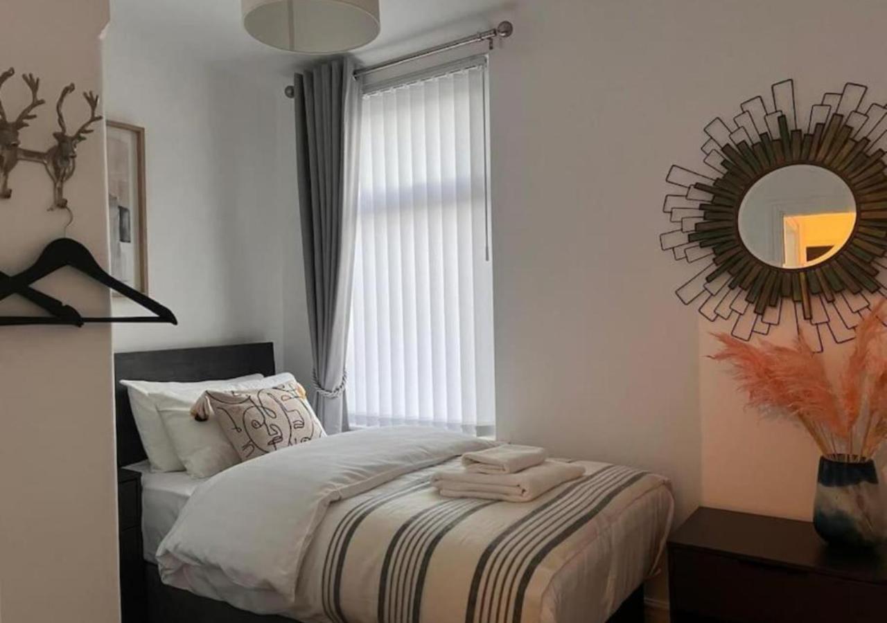 Holiday home Spacious - Sleeps 5 Persons - Minutes Walk From Anfield Stadium *